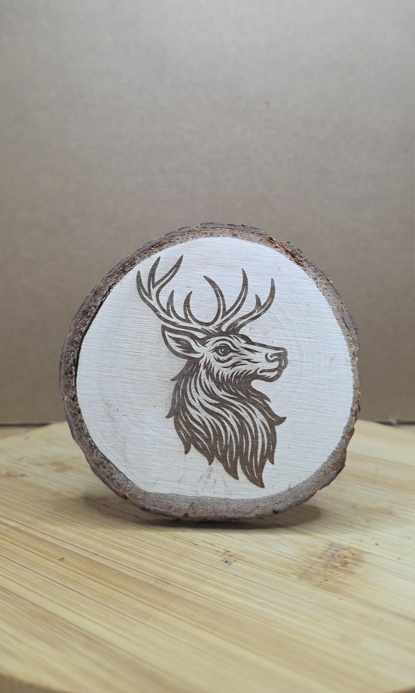 "Dessous de verre cerf gravé sur tranche de bois artisanale – Rondeau & Abeille"