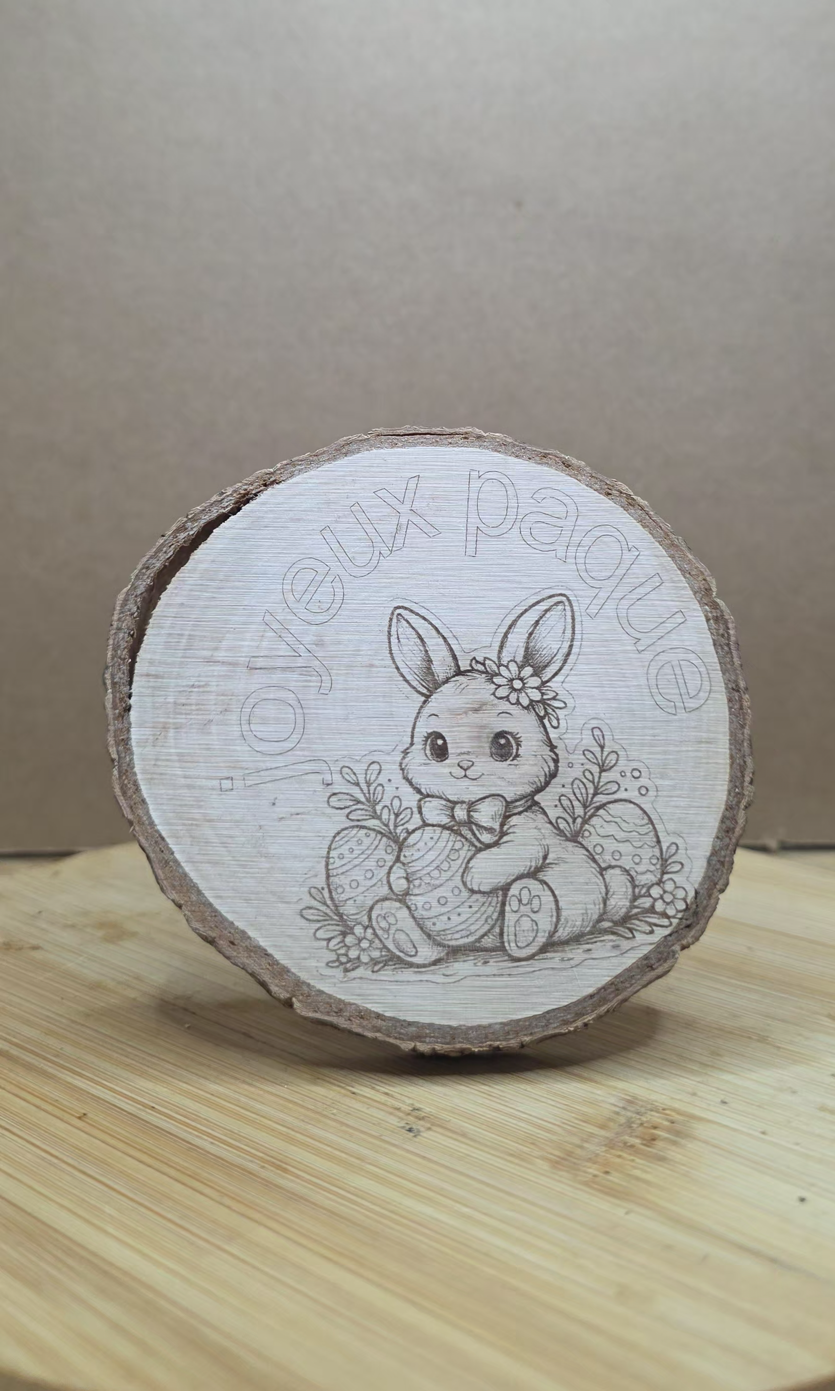 "Dessous de verre gravé lapin de Pâques et Joyeuses Pâques sur tranche de bois artisanale – Rondeau & Abeille"